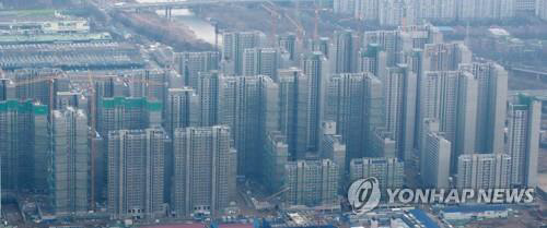 정부의 강력한 부동산 규제로 지난해 서울 아파트 분양권 거래량이 80% 급감했다. 사진은 서울 아파트 전경<연합뉴스>